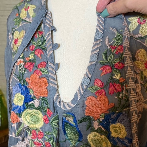 Johnny Was Taifa Blouse Blue Grey Embroidered Floral Peasant V-Neck Boho Medium - Picture 5 of 10